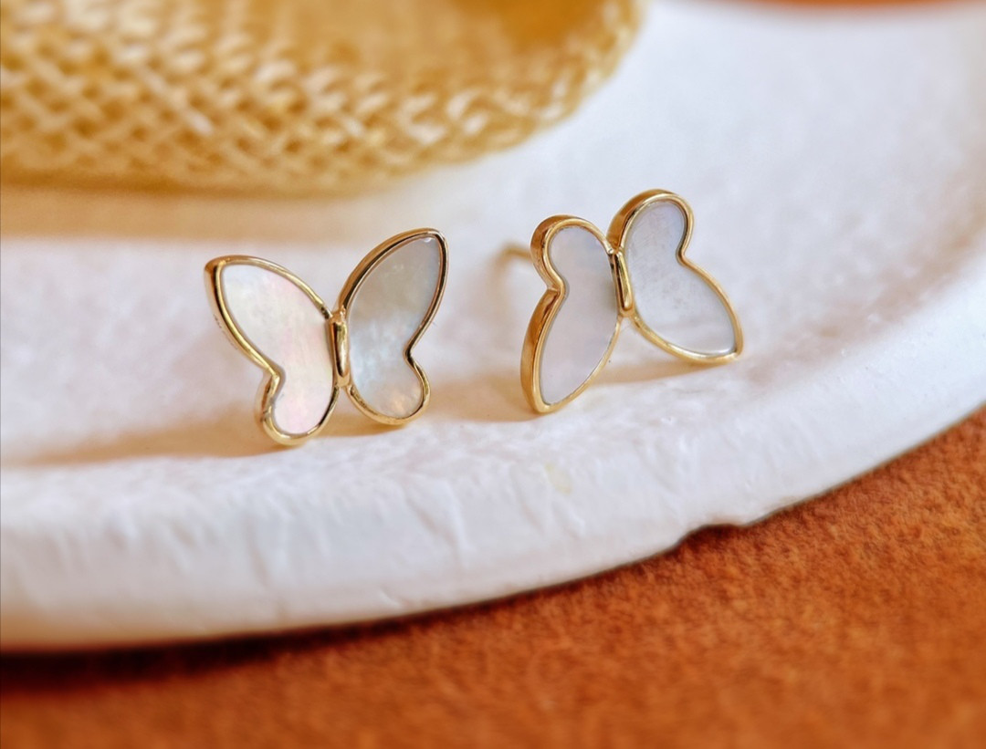 蝶々モチーフ　シェルピアスk18