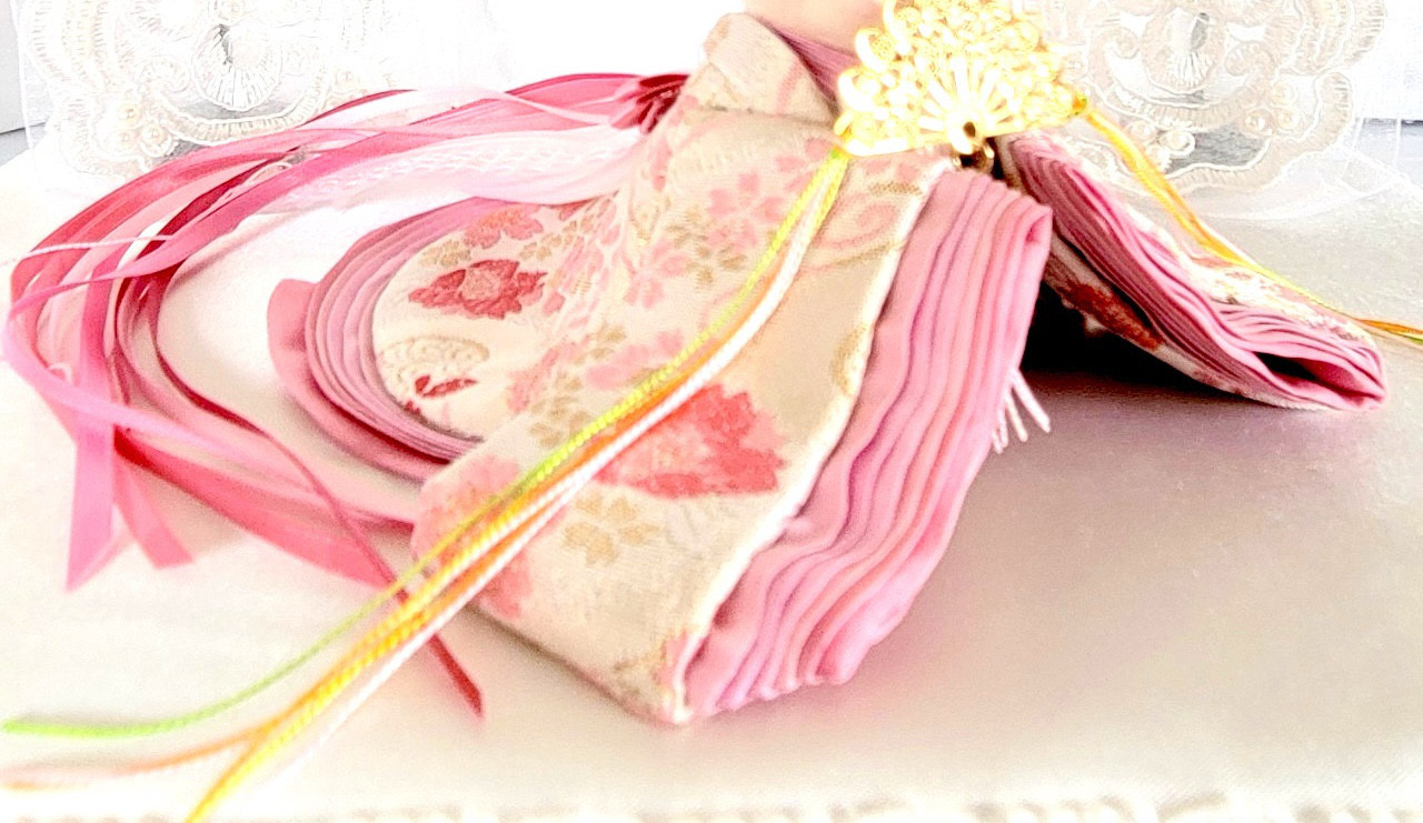 783 ひなまつり小さなお着物〈お姫様〉十二単 練色地小桜に青海波流水文様桃花かさね【新襟仕様】