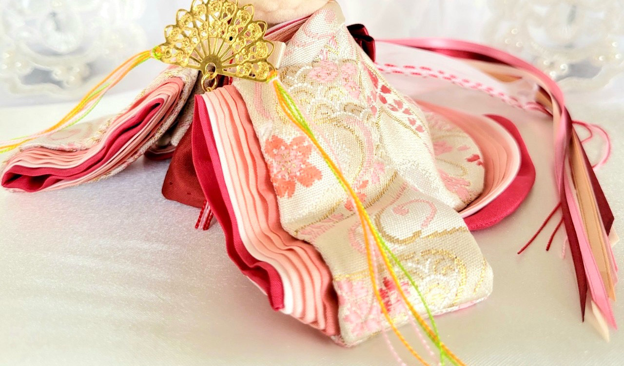 784  ひなまつり小さなお着物〈お姫様〉十二単　練色地小桜に青海波流水文様紅梅かさね【新襟仕様】