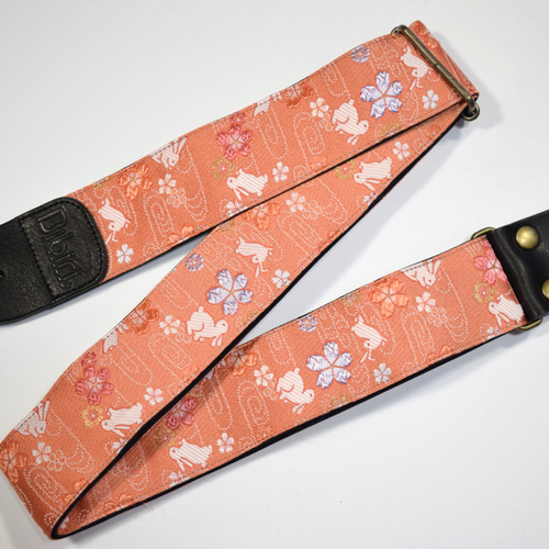 Daikingギターストラップ和柄うさぎ。幅5cm、長さ80cm-142cm