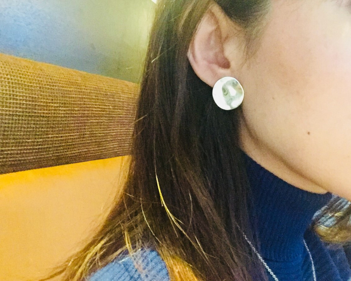 シルバー丸い 満月ピアス・スタッズ・フルムーン・ラウンド型・ファインジュエリー