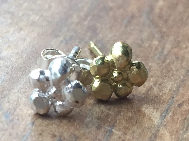 シルバーとK18ゴールドから選べるラブリーなお花ピアス