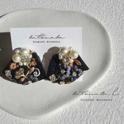 ディップの花びらとコットンパールのチュールピアス/ブラック ピアス