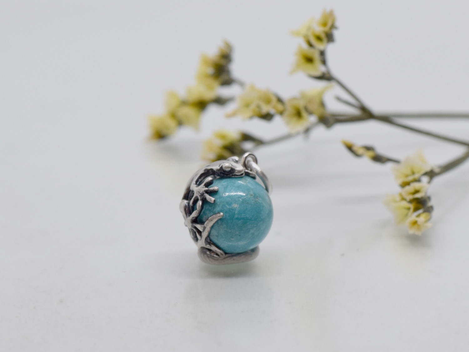 ヤモリ玉ペンダント　ターコイズ 　革ヒモネックレス付き