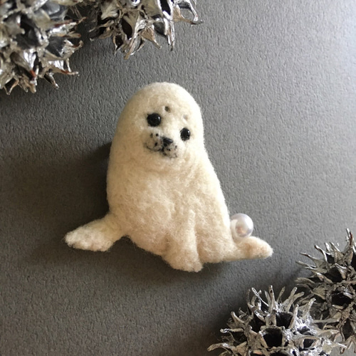 羊毛フェルト アザラシ ブローチ ブローチ CHIRA MIRA 通販 18268122