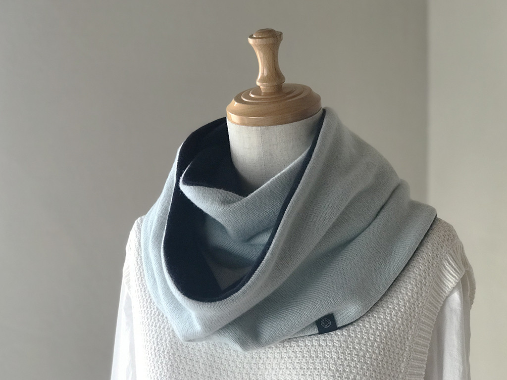 様々な着こなしを楽しむ、ベビーカシミヤリバーシブルドーナッツスヌード 　ミントグリーン/ネイビー