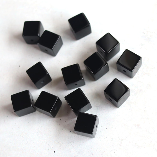 ☆新作☆揺れる ブラックオニキス（黒瑪瑙）キューブ AAA 14kgf ピアス
