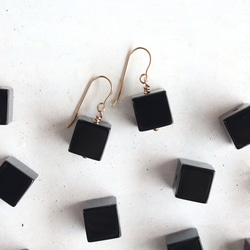 ☆新作☆揺れる ブラックオニキス（黒瑪瑙）キューブ AAA 14kgf ピアス