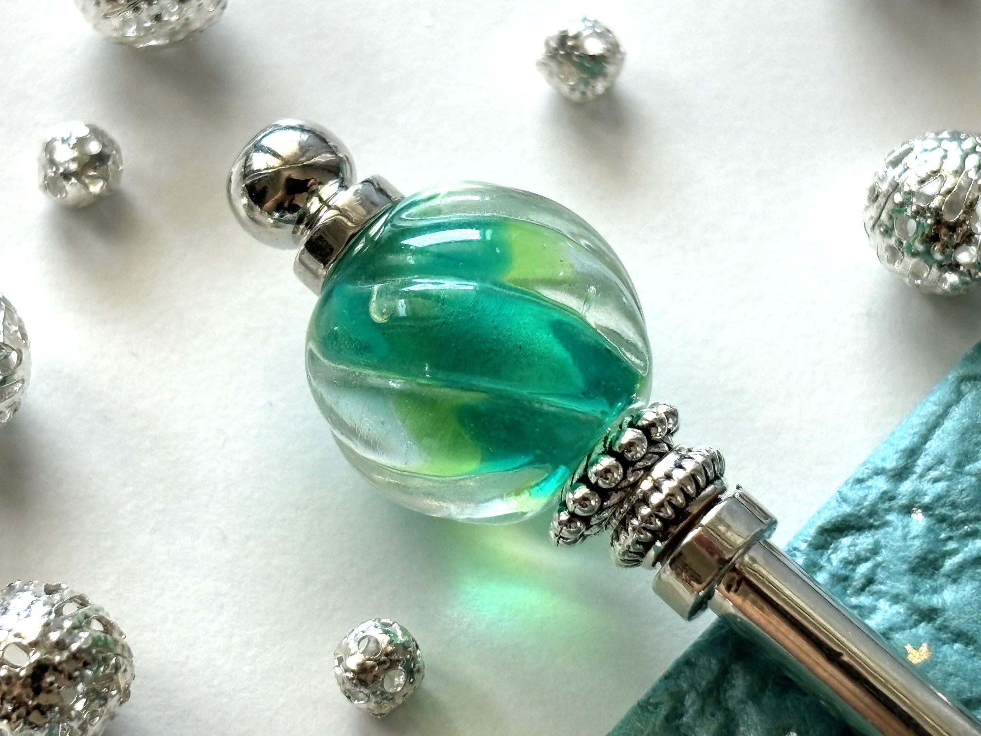 かんざし　クリームソーダの様なグリーングラデーションのとんぼ玉　一本簪　蜻蛉玉　トンボ玉　透明　クリア　緑　夏