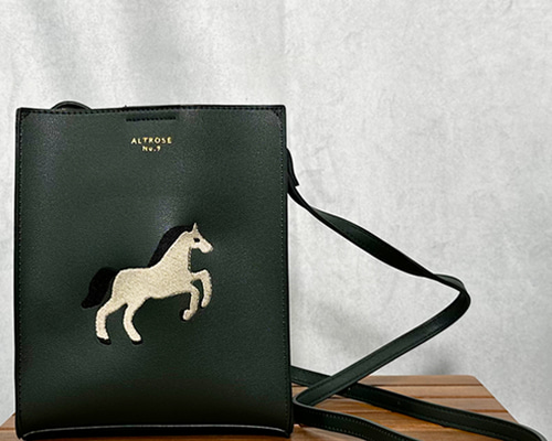 手作り？馬　彫刻　ショルダーバッグ　カバン　ウエスタン　革製品　アンティーク馬具 a53320d2b86c9d0b25259b7b6208b3