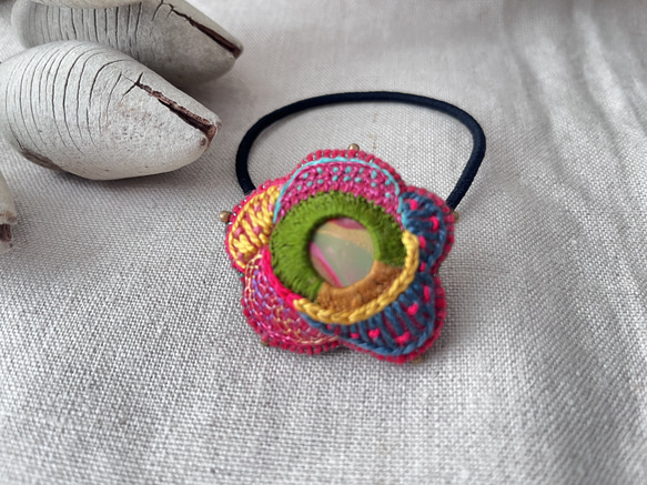 マーブル模様のパーツを刺繍で包み込んだお花みたいなヘアゴム  