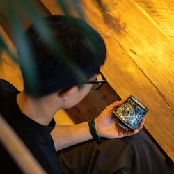 詩瓷集 中国で人気のハンドメイド陶器 景徳鎮手描きの青花磁器 鳳凰紋のコマ型カップ ヴィンテージ風の日用コーヒーカップ 12枚目の画像