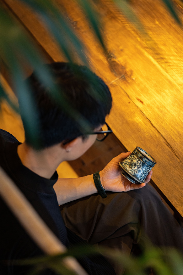 詩瓷集 中国で人気のハンドメイド陶器 景徳鎮手描きの青花磁器 鳳凰紋のコマ型カップ ヴィンテージ風の日用コーヒーカップ 12枚目の画像