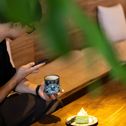 詩瓷集 中国で人気のハンドメイド陶器 景徳鎮手描きの青花磁器 鳳凰紋のコマ型カップ ヴィンテージ風の日用コーヒーカップ 13枚目の画像