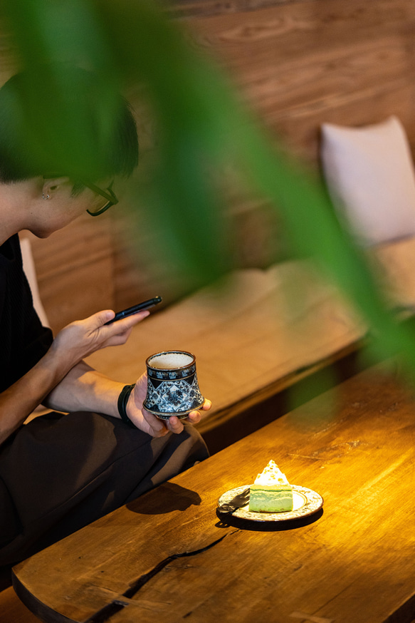 詩瓷集 中国で人気のハンドメイド陶器 景徳鎮手描きの青花磁器 鳳凰紋のコマ型カップ ヴィンテージ風の日用コーヒーカップ 13枚目の画像