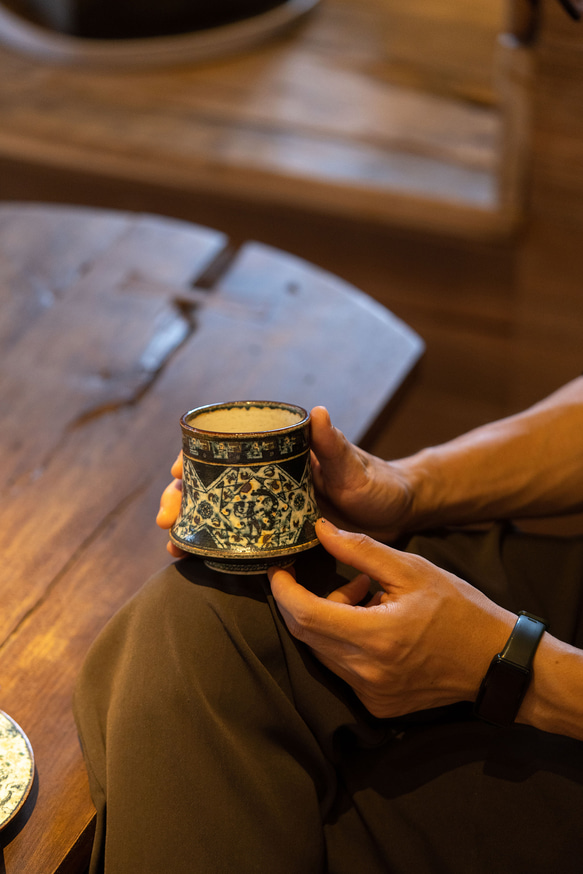 詩瓷集 中国で人気のハンドメイド陶器 景徳鎮手描きの青花磁器 鳳凰紋のコマ型カップ ヴィンテージ風の日用コーヒーカップ 17枚目の画像
