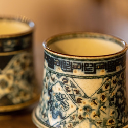詩瓷集 中国で人気のハンドメイド陶器 景徳鎮手描きの青花磁器 鳳凰紋のコマ型カップ ヴィンテージ風の日用コーヒーカップ 3枚目の画像