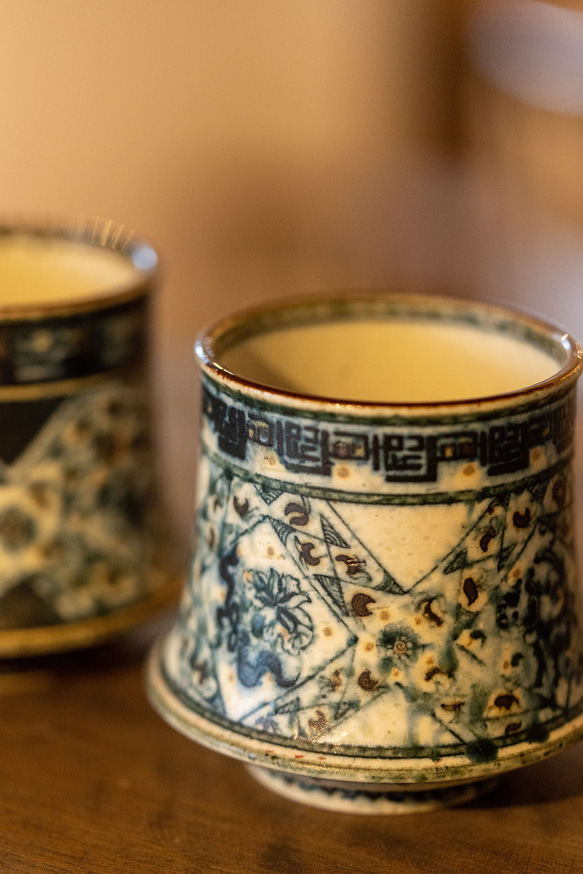 詩瓷集 中国で人気のハンドメイド陶器 景徳鎮手描きの青花磁器 鳳凰紋のコマ型カップ ヴィンテージ風の日用コーヒーカップ 3枚目の画像