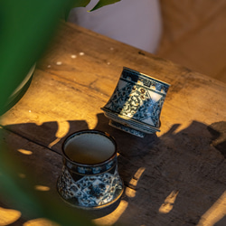 詩瓷集 中国で人気のハンドメイド陶器 景徳鎮手描きの青花磁器 鳳凰紋のコマ型カップ ヴィンテージ風の日用コーヒーカップ 5枚目の画像