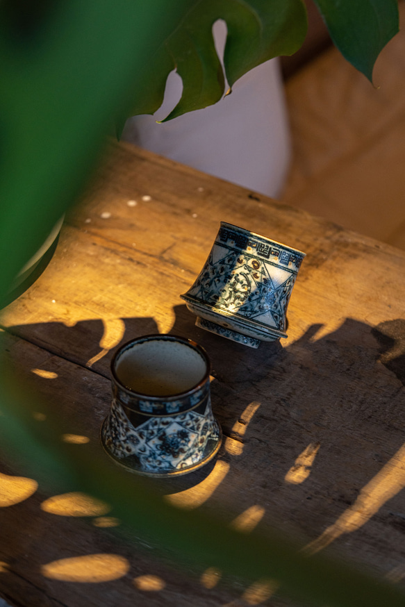 詩瓷集 中国で人気のハンドメイド陶器 景徳鎮手描きの青花磁器 鳳凰紋のコマ型カップ ヴィンテージ風の日用コーヒーカップ 5枚目の画像