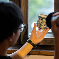 詩瓷集 中国で人気のハンドメイド陶器 景徳鎮手描きの青花磁器 鳳凰紋のコマ型カップ ヴィンテージ風の日用コーヒーカップ 7枚目の画像
