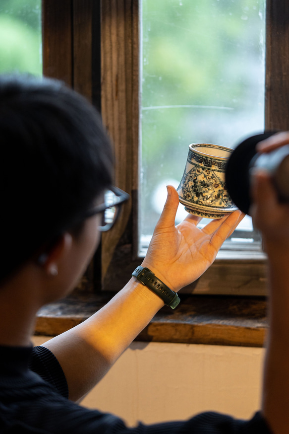 詩瓷集 中国で人気のハンドメイド陶器 景徳鎮手描きの青花磁器 鳳凰紋のコマ型カップ ヴィンテージ風の日用コーヒーカップ 7枚目の画像
