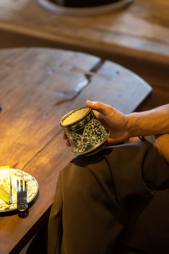 詩瓷集 中国で人気のハンドメイド陶器 景徳鎮手描きの青花磁器 鳳凰紋のコマ型カップ ヴィンテージ風の日用コーヒーカップ 18枚目の画像