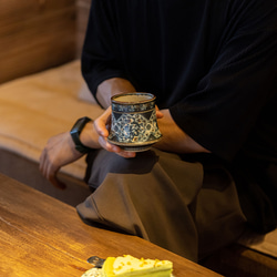 詩瓷集 中国で人気のハンドメイド陶器 景徳鎮手描きの青花磁器 鳳凰紋のコマ型カップ ヴィンテージ風の日用コーヒーカップ 14枚目の画像