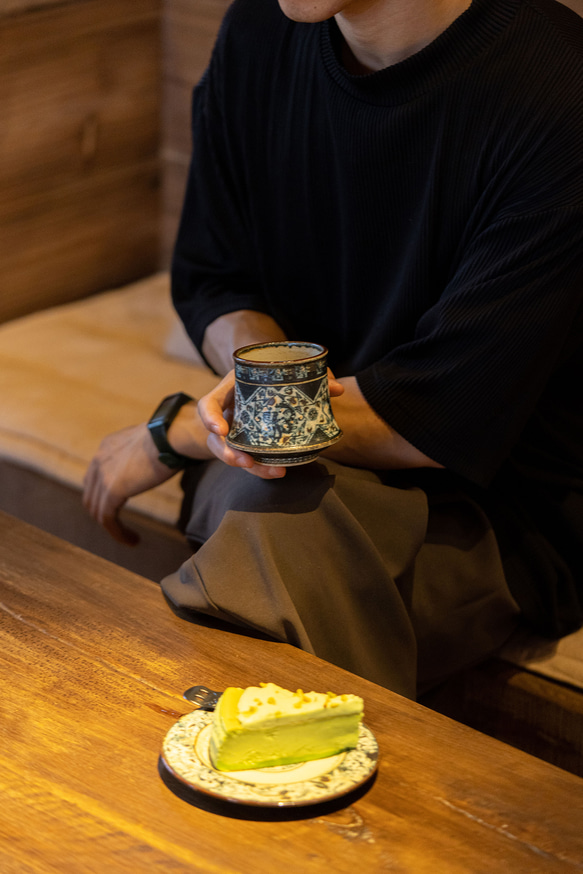 詩瓷集 中国で人気のハンドメイド陶器 景徳鎮手描きの青花磁器 鳳凰紋のコマ型カップ ヴィンテージ風の日用コーヒーカップ 14枚目の画像