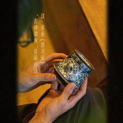 詩瓷集 中国で人気のハンドメイド陶器 景徳鎮手描きの青花磁器 鳳凰紋のコマ型カップ ヴィンテージ風の日用コーヒーカップ 2枚目の画像