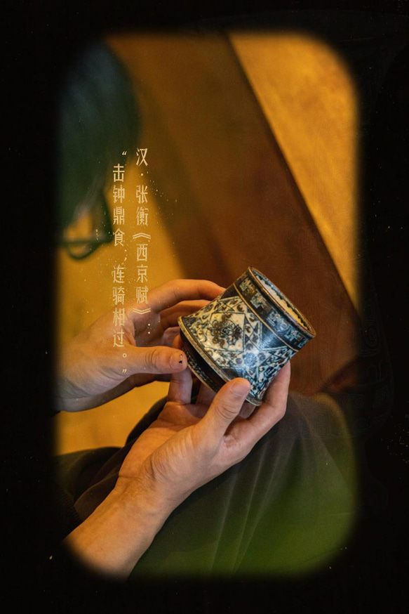 詩瓷集 中国で人気のハンドメイド陶器 景徳鎮手描きの青花磁器 鳳凰紋のコマ型カップ ヴィンテージ風の日用コーヒーカップ 2枚目の画像