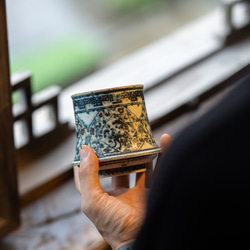 詩瓷集 中国で人気のハンドメイド陶器 景徳鎮手描きの青花磁器 鳳凰紋のコマ型カップ ヴィンテージ風の日用コーヒーカップ 8枚目の画像