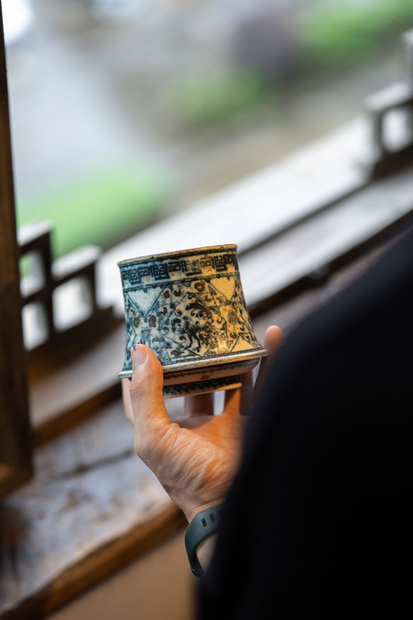 詩瓷集 中国で人気のハンドメイド陶器 景徳鎮手描きの青花磁器 鳳凰紋のコマ型カップ ヴィンテージ風の日用コーヒーカップ 8枚目の画像