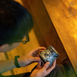 詩瓷集 中国で人気のハンドメイド陶器 景徳鎮手描きの青花磁器 鳳凰紋のコマ型カップ ヴィンテージ風の日用コーヒーカップ 10枚目の画像