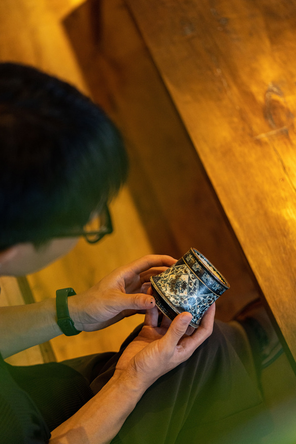 詩瓷集 中国で人気のハンドメイド陶器 景徳鎮手描きの青花磁器 鳳凰紋のコマ型カップ ヴィンテージ風の日用コーヒーカップ 10枚目の画像