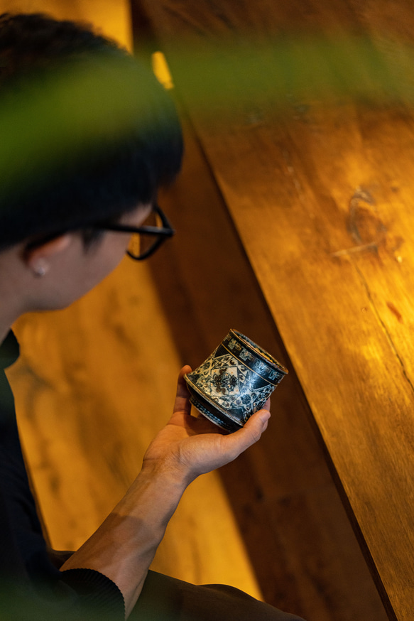 詩瓷集 中国で人気のハンドメイド陶器 景徳鎮手描きの青花磁器 鳳凰紋のコマ型カップ ヴィンテージ風の日用コーヒーカップ 11枚目の画像