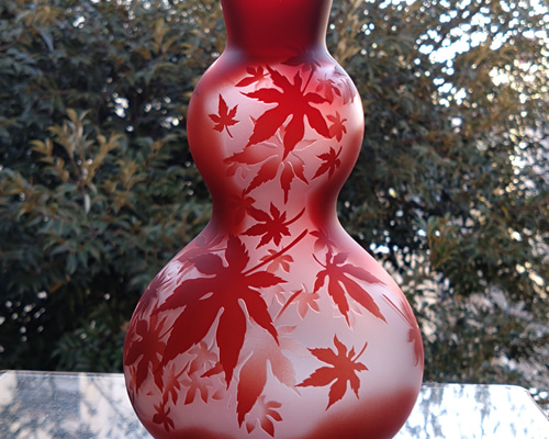 作品)サンドブラストもみじ模様のガラス花瓶 約20cm 秋風」花器 ひょうたん型 紅葉 赤 サンドブラスト 一輪挿し