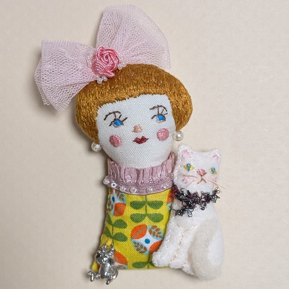 ドールブローチ/ドールチャーム/猫のBikkeczka(ビッケチュカ)とピンク 
