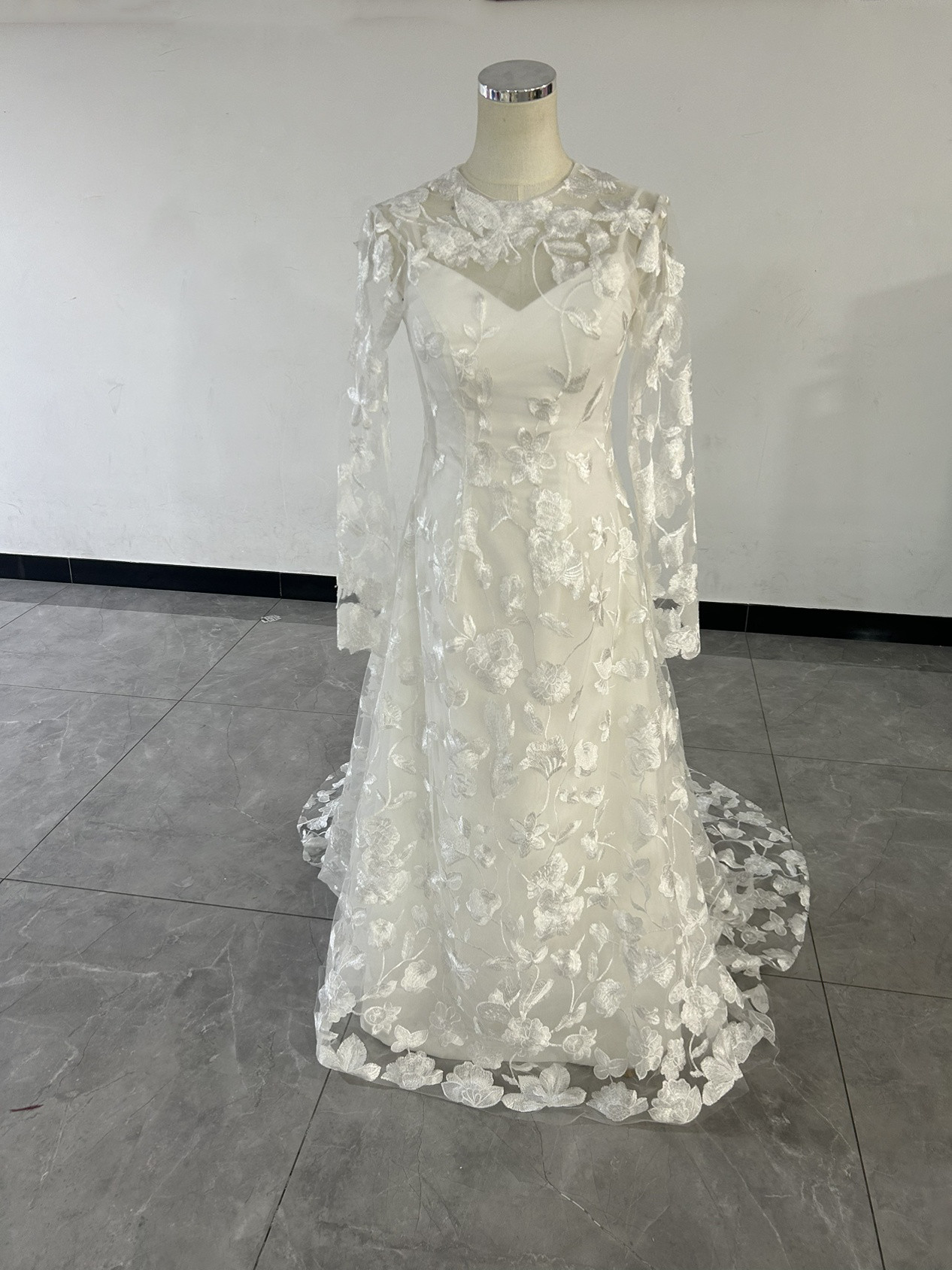 輝きな光彩を放つ ウエディングドレス ソフトチュール ビスチェ 3D立体レース 長袖刺繍 華やかなトレーン/結婚式