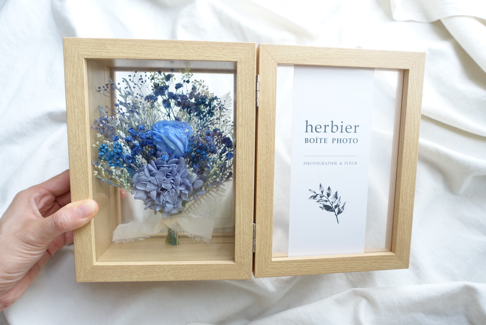 写真サイズ:2L サムシングブルーとしてご結婚のお祝いにおすすめ　プリザーブドフラワー写真立て/電報/祝電