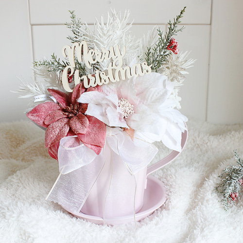 ピンクカップのクリスマスアレンジメント ポインセチア アーティ