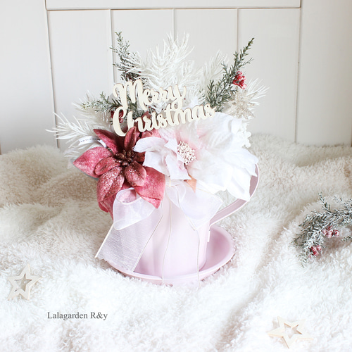 ピンクカップのクリスマスアレンジメント ポインセチア アーティ