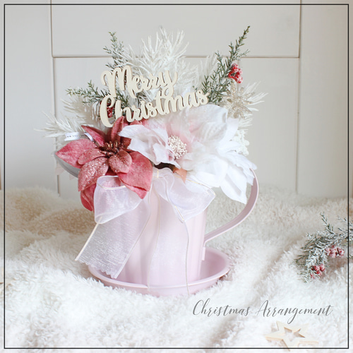 ピンクカップのクリスマスアレンジメント ポインセチア アーティ