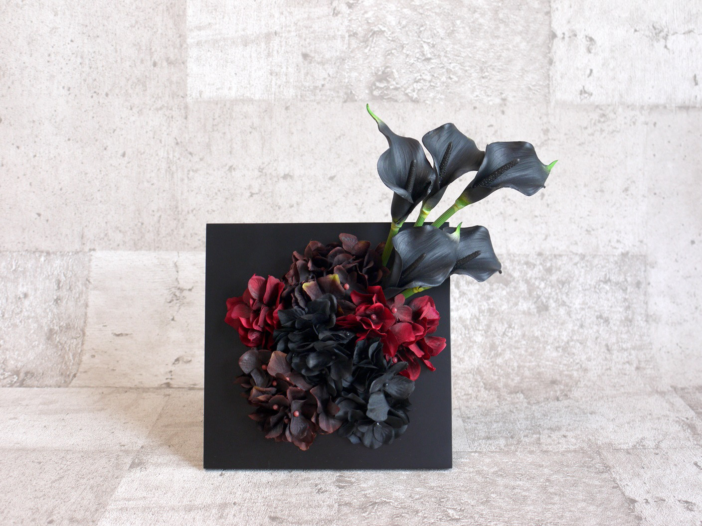 モダンブラック木製フレームアレンジ　モダンアレンジ　紫陽花とカラー