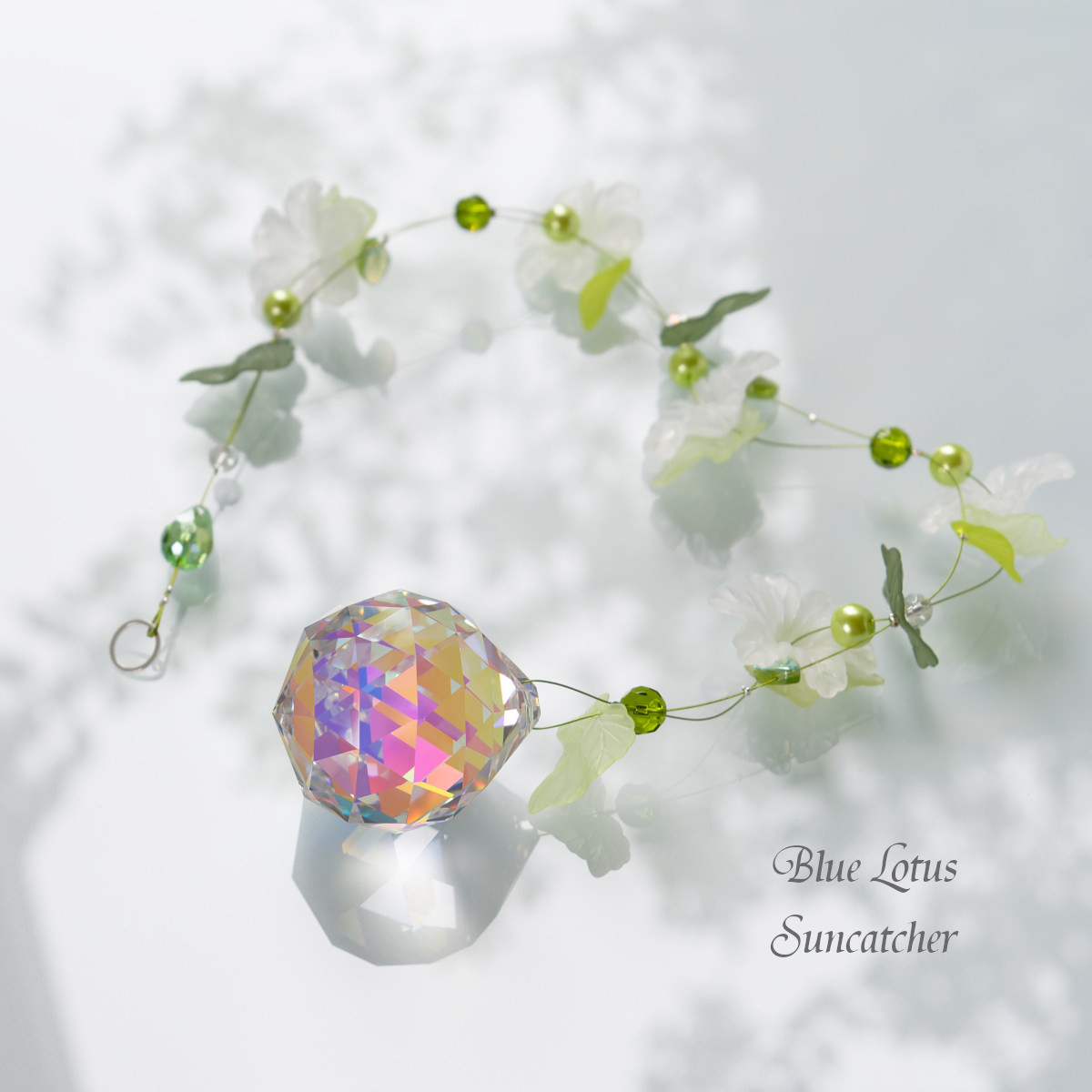 観葉植物の代わりとしても◎リーフとフラワーのボタニカルサンキャッチャー