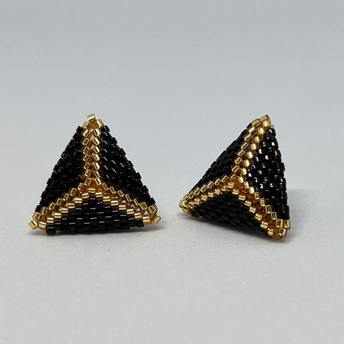ハンドメイド〉黒と金のビーズピアス ピアス（スタッド・一粒） AISA