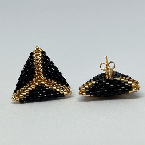 ハンドメイド ビーズ付きピアス ゴールド ハンドメイド〉黒と金のビーズピアス ピアス（スタッド・一粒） AISA