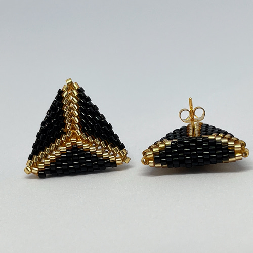 ハンドメイド〉黒と金のビーズピアス ピアス（スタッド・一粒） AISA