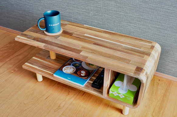 アカシアの美しさが際立つコの字型ローテーブル 1枚目の画像