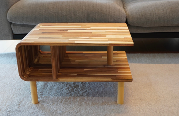 アカシアの美しさが際立つコの字型ローテーブル 6枚目の画像